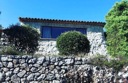 Gourdon Bed & Breakfast | Le Cabanon de Gourdon bergerie rénové en pierre vue mer