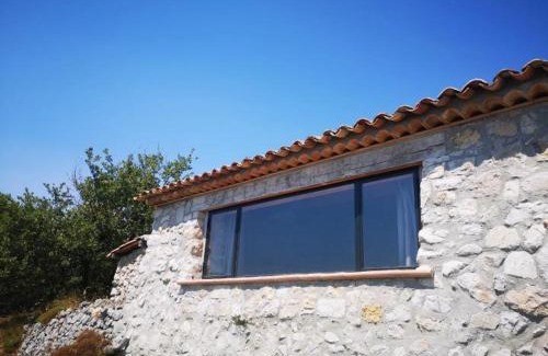 Gourdon Bed & Breakfast | Le Cabanon de Gourdon bergerie rénové en pierre vue mer