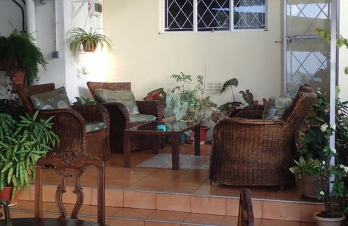 Tombeau Bay House | Le cactus guesthouse