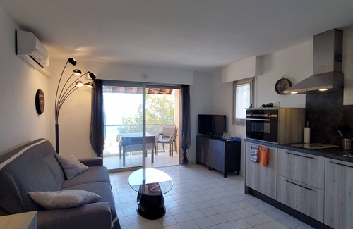 Frejus Port Apartment | LE CAPITOLE Studio 27m2 air-conditioned sea view with balcony and secure private parking 30M walk from the beach and Port Fréjus