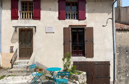 Montmeyan Apartment | Le Castelet de Montmeyan Apartment near the lakes