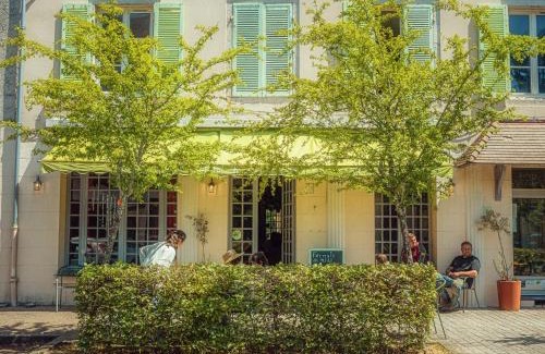 Bellac Hotel | Le central by santat !