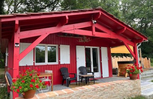 Saint-Laurent-des-Hommes Ski Chalet | Le chalet Canadien