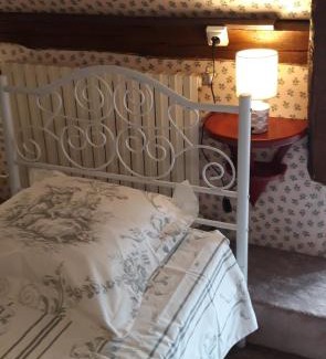 Le Vicel Bed & Breakfast | LE CHALET SUISSE - Chambre aux fleurs