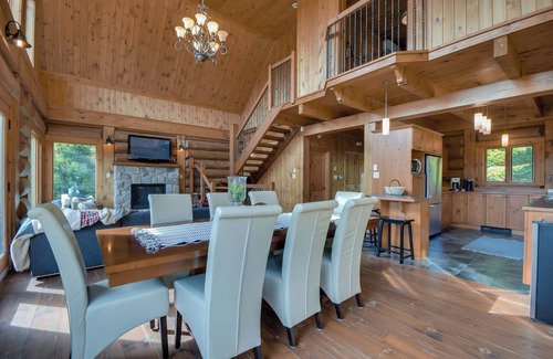Les Pays-d'en-Haut Regional County Municipality Ski Chalet | Le Chic Traditionnel - Spa & Mountains