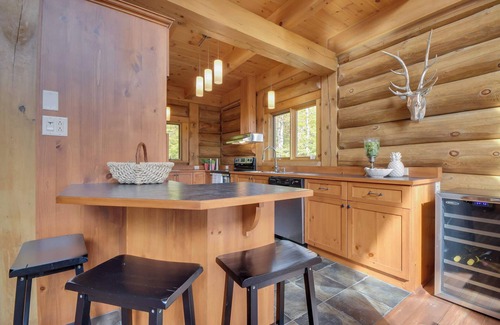 Les Pays-d'en-Haut Regional County Municipality Ski Chalet | Le Chic Traditionnel - Spa & Mountains
