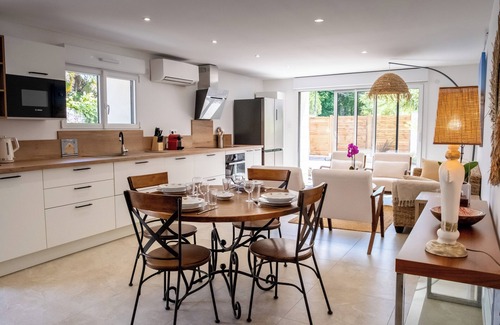 Breuillet House | Le Clos de la Grange air-conditioned renovated building near beaches