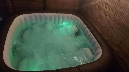 Bassillac and Auberoche Ski Chalet | le Clos des Golferies, chalet avec jacuzzi