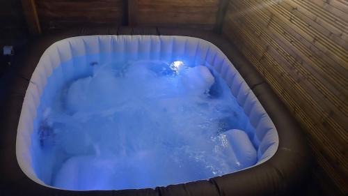 Bassillac and Auberoche Ski Chalet | le Clos des Golferies, chalet avec jacuzzi