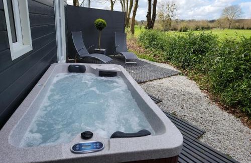 Saint-Jean-d'Elle House | le cocon d'amour " tiny-house avec jaccuzi privé "