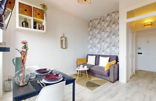 Republique - Tolstoi Apartment | Le Cocon dans les Nuages