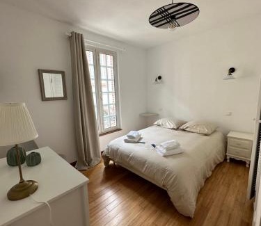 La Ferte-Frenel Hotel | Le Comptoir du Paradis
