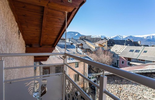 Embrun Apartment | Le Coq Charmant petit studio en centre ville d'Embrun