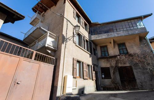 Embrun Apartment | Le Coq Charmant petit studio en centre ville d'Embrun