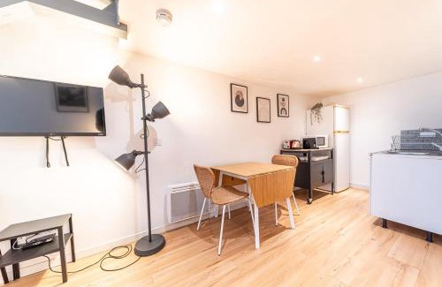 6th Arrondissement Apartment | Le Cosmo - Cosy appart 2 pers-Brotteaux-Métro B