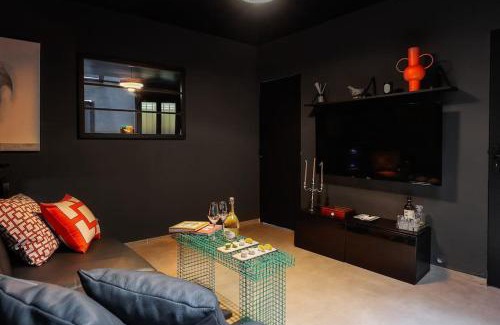 Quartier de Rochechouart Apartment | Le Dark