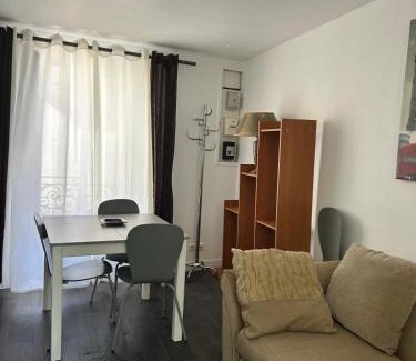 Carhaix-Plouguer Apartment | Le Duplex de la Place