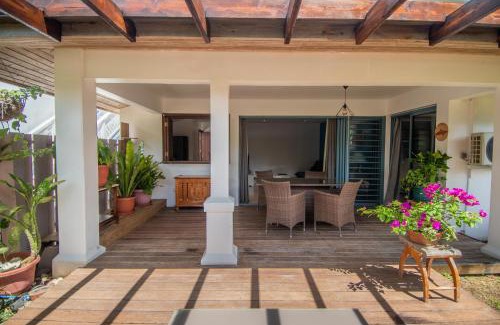 Nunue House | Le Fare Pergola - Lagoon and Mountain view