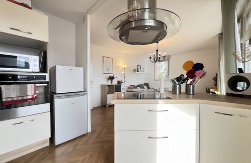 Barriere de Paris Apartment | Le Flower - 4p - Calm & Bright/Balcony/Parking