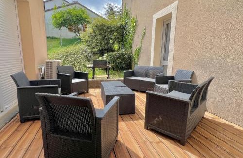 Saint-Georges-les-Baillargeaux Apartment | Le Grand Penon ~ Logement Spacieux à 6 min du Parc
