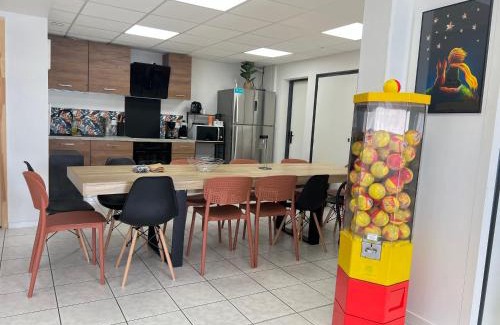 Saint-Georges-les-Baillargeaux Apartment | Le Grand Penon ~ Logement Spacieux à 6 min du Parc