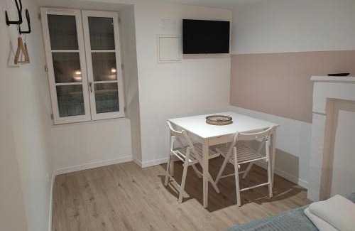 Chateau-Larcher Apartment | Le gîte du Fricassou