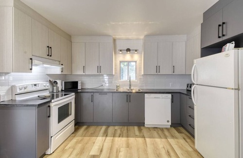Saint-Faustin-Lac-Carre House | Le Gîte du Village – Charming Chalet with Hot Tub & Pool Table