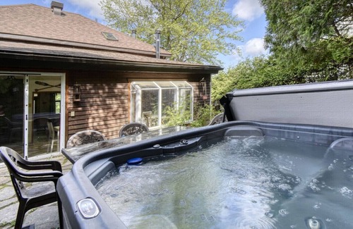 Saint-Faustin-Lac-Carre House | Le Gîte du Village – Charming Chalet with Hot Tub & Pool Table