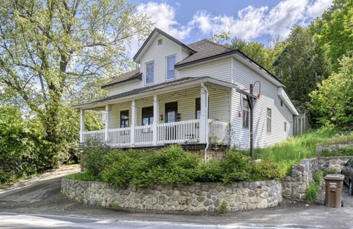 Saint-Faustin-Lac-Carre House | Le Gîte du Village – Charming Chalet with Hot Tub & Pool Table