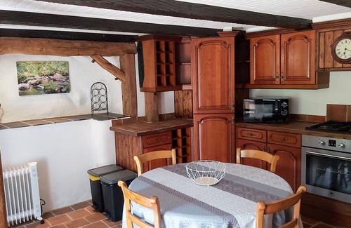 Calanhel House | Le Gîte "les Sources de Guerzouil" Vous Accueille Dans son bel Écrin de Verdure
