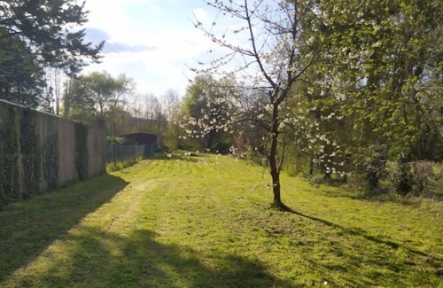 D'Huison-Longueville House | le Garage de Clercy Avec son Grand Jardin et Rivière