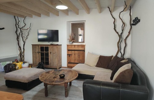 Lucon House | Le garage au daim.