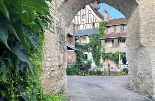 Chablis House | Le Gite de la Poterne, Maison en Bordure du Serein