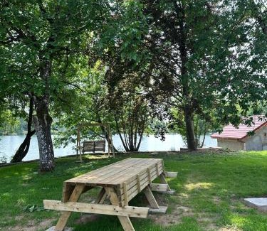Roye Ski Chalet | Le Gland - Cabane isolée au bord de l'eau & pêche