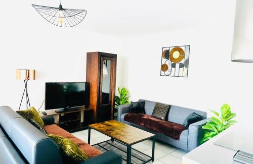 Vaulx-en-Velin Apartment | *Le Golden Tropic* Magnifique T4 Terrasse+Parking