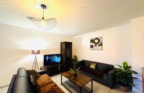 Vaulx-en-Velin Apartment | *Le Golden Tropic* Magnifique T4 Terrasse+Parking