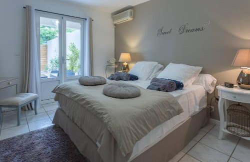 Carosse Villa | Le Grand Badamier Blanc grande villa familiale 5 étoiles piscine chauffée 17 personnes