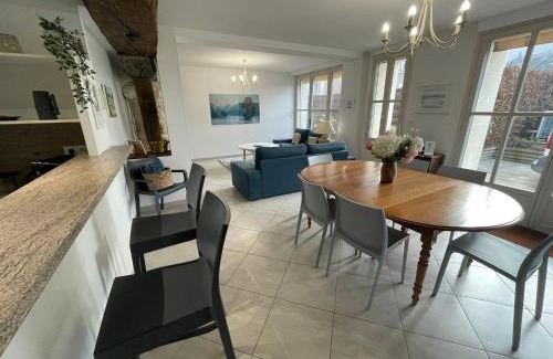 Amboise Apartment | Le Grenier à Sel d'Amboise 5 pers PMR, parking privé, terrasse, maison historique