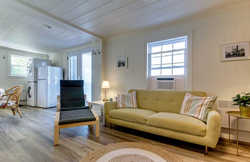 Leclercville House | Le Havre du Canal at water's edge in Leclercville