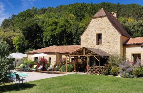 Bezenac Villa | Le Hibou Heureux - Beautiful Villa for 8 With Private Pool and Garden/Parking