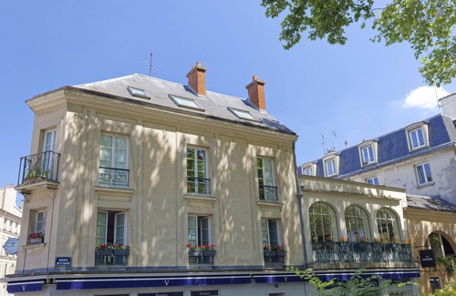 Notre-Dame Apartment | Le Hoche Les Demoiselles in Versailles 1 minute from the Château de Versailles