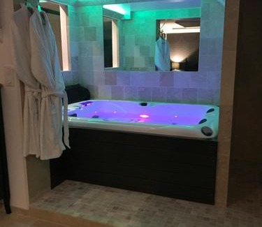 Quartier Vieux Marche-Cathedrale Apartment | Le Jacuzzi