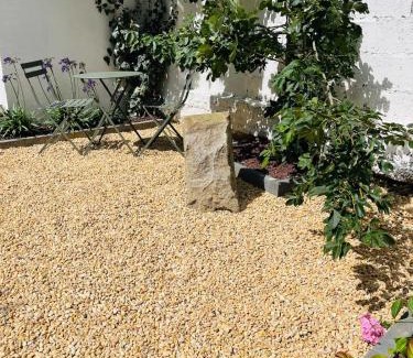 Colombier - Champ de Mars Apartment | Le Jardin du Vieux Cours - Hyper Centre & Sauna