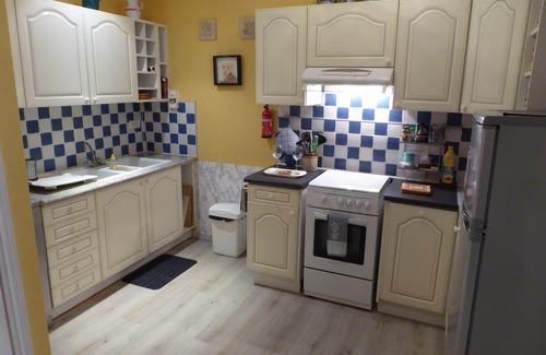 Rognonas Apartment | "Le Kiwi" - sleeps 2 self catering studio gite 10mins from Avignon!
