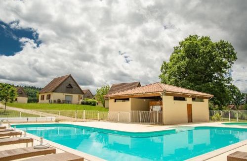 Lacapelle-Marival House | Le Lac Bleu 22
