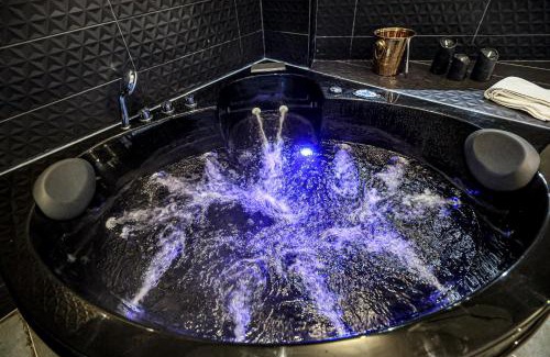 Saint-Roch - Badouillere - Chavanelle Apartment | Le Legendary Spa, hypercentre avec sauna, balnéo et wifi par SOVALFI