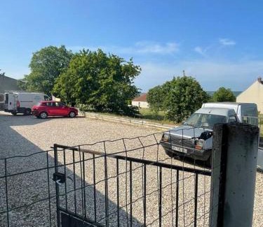 Paroy-sur-Tholon Apartment | Le Leone