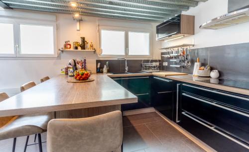 Sainte-Savine Apartment | Le Loft Indus - Parking - Borne arcade - BBQ - Salle de jeux - WIFI