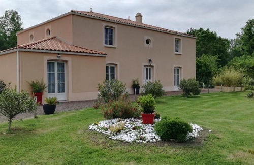 Les Magnils-Reigniers Bed & Breakfast | Le logis du marais