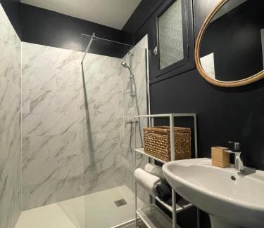 Cote Pavee Apartment | Le Louis Vitet terrasse proche place Dupuy